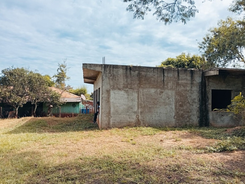 Se Vende Esta Hermosa Losa El Terreno Tiene 25 Por 40