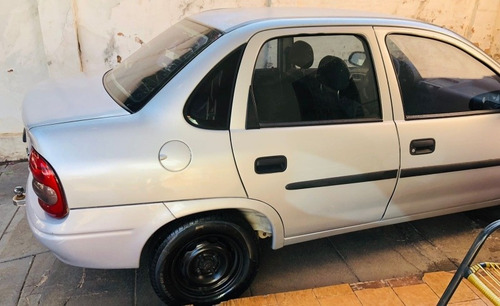 Imagem 4 de 9 de Chevrolet Corsa Classic 2005 1.0 Spirit 4p Álcool