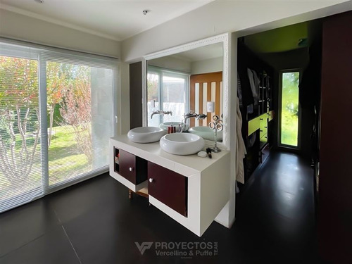 Casa En Venta De 6 Dorm. En Curicó
