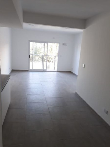 Imagen 4 de 15 de Departamento 2 Ambientes Y Medio Segundo Piso Con Balcon