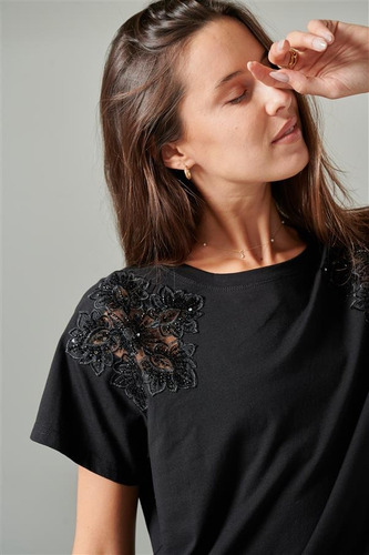 Remera Epic Con Detalle Tul Bordado Con Canutillos Gu36202