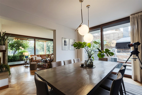 Estupenda Casa Remodelada En Vitacura, Excelente Ubicación.