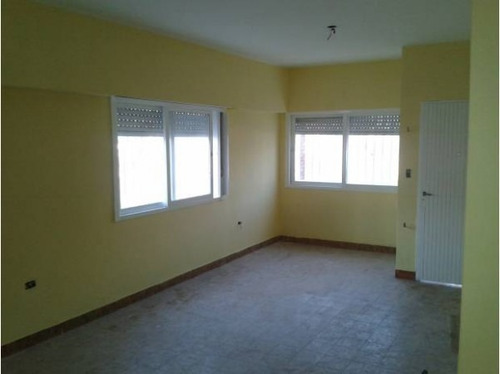 Imagen 6 de 11 de Alquiler Casa De 4 Ambientes Con Patio Y Cocheras - La Tablada