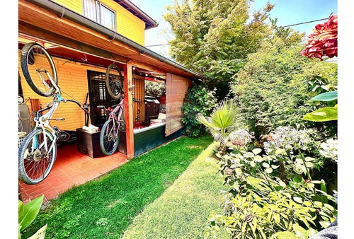 Se Vende - Casa De 2 Pisos Con Patio - Ñuñoa