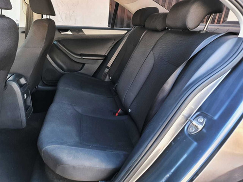 Imagen 13 de 14 de Volkswagen Jetta 2017 2.5 Trendline Mt