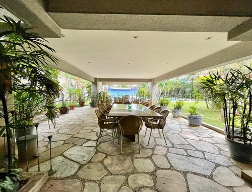 Hermosa Casa De Arquitectura Y Acabados De Lujos ,en Venta Ubicada En Los Chorros 24-4385