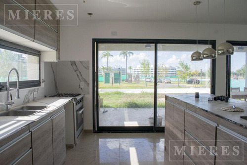 Impecable Casa De Dos Plantas En Construccion En Lagoon Pilar