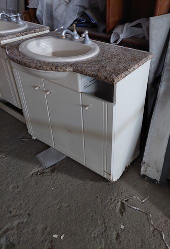 Mueble De Baño Con Granito, Lavamanos Y Puertas 85x55x85 (Usado)