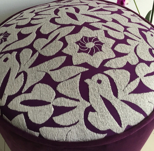 Taburete Ottoman Flor De Piña Bordado A Mano.