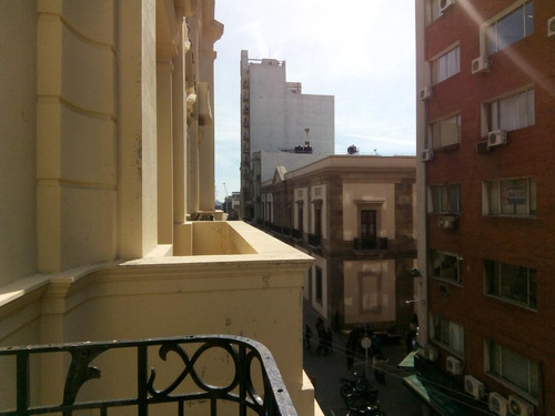Imagen 2 de 9 de Peatonal Sarandí Y Juan Carlos Gómez