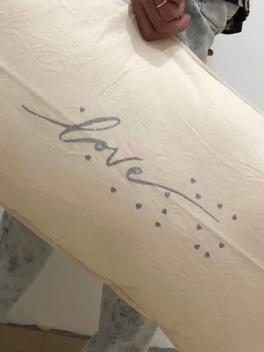 Almohadón Largo Con Frase Pintada Y Cierre 30x70cm