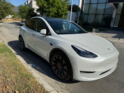 Tesla Model Y Performance Impecable