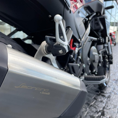 Imagen 8 de 25 de Benelli Leoncino 250 Benelli Store Pilar F