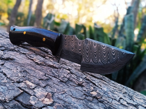 Llavero Mini Cuchillo Tracker Portátil Acero Damasco Escala Color Negro