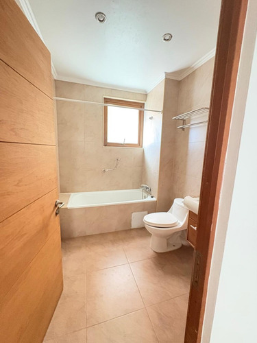 Casa Estilo Mediterráneo Soleada, Sector Residencial.