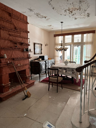 Casa En Venta A Refeccionar Excelente Ubicación Pellegrini 173. 4 Dormitorios