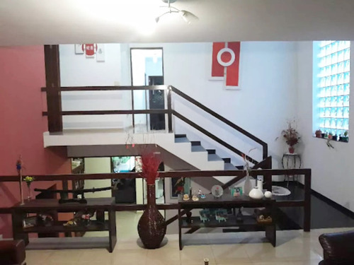 Sobrado Com 4 Dormitórios, Piscina E Churrasqueira