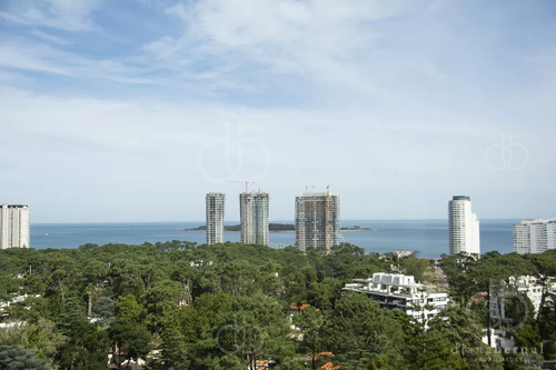 Apartamento De 2 Dormitorios En Edificio Parquemar Roosevelt , Punta Del Este 