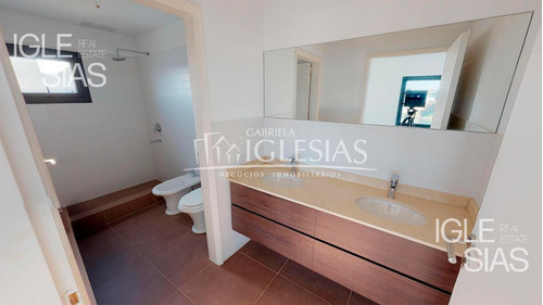 Casa Al Lago En Venta Con 4 Dormitorios En Los Lagos, Nordelta.