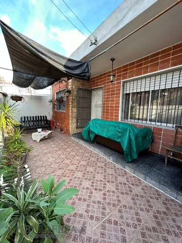 Casa En Venta 3 Dormitorios, 1 Baño, Patio Y Fondo Con Parrillero-pedro Giralt- La Teja