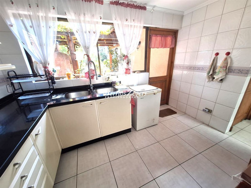 Casa En Venta De 4 Dorm 5 Baños, Sala De Estar Gran Vista