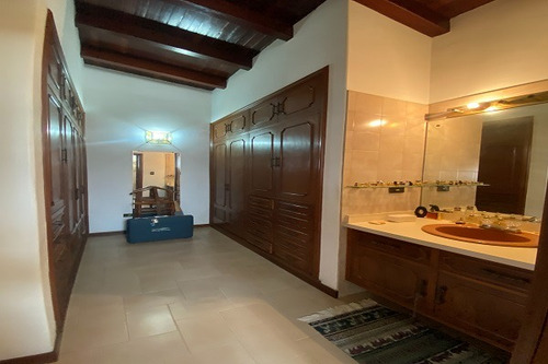 Casa En Venta En Urb. Los Naranjos Con Jardin Plano