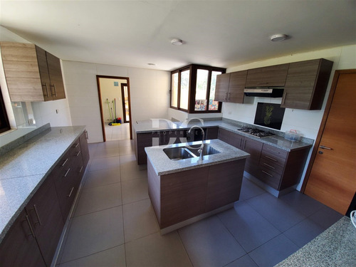 Casa En Venta De 5 Dorm. En Colina Chicureo, Las Brisas