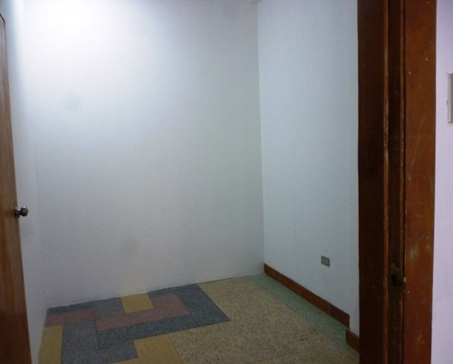 Imagen 12 de 17 de Oficina En Edificio Comercial Con Fachada Recién Actualizada, Consta De 86 M2, Sabana Grande