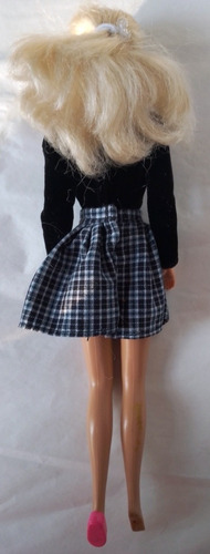 Muñeca Barbie, Mattel, Falda Azul Blusa Negra Vintage 90's (Usado)