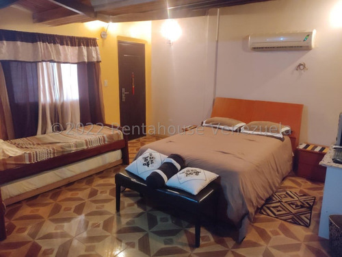 Rent-a-house Vende Bellísima Casa, Conectado A Pozo De Agua, Res. Villas Apamate, Maracay, Estado Aragua, 25-14387 Gf