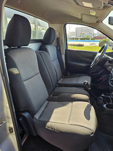 Nissan Estacas Np300