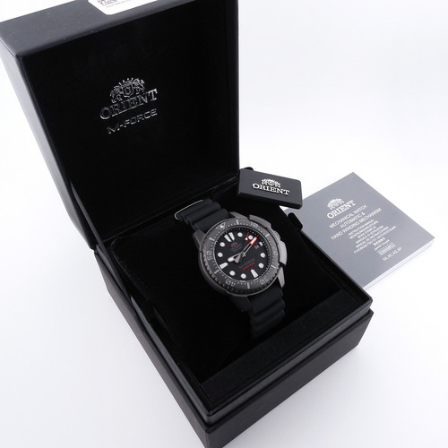 Correa japonesa Orient Automatic M-force Divers Sapphire RA-AC0L03B00b, bisel negro, fondo gris oscuro