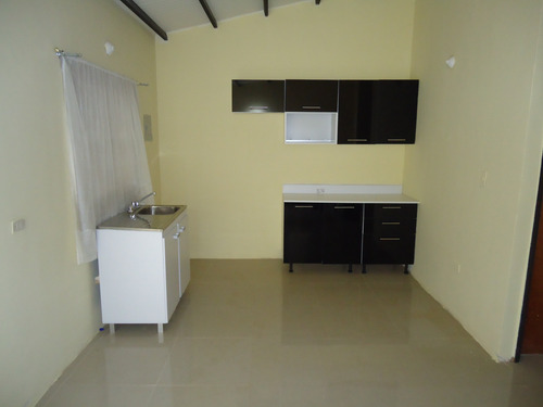 Imagen 2 de 7 de Casa En Alquiler Urb El Faro