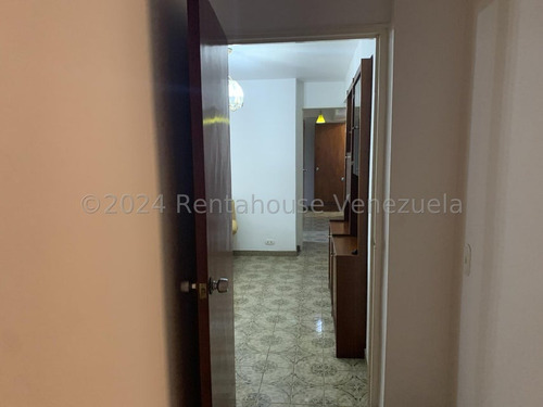Interesante Apartamento De Un Área Total De 248,28, Distribuidos En Tres Ambientes, Áreas Sociales Y Habitaciones De 101,83 Y 146,45 De Terraza Y Jardín. Esta En Chacao