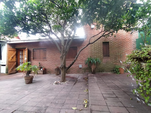 Chalet En Venta Con 4 Dormitorios, 2 Baños + Garage Para 2 Autos , Barrio San Jose, Mar Del Plata.