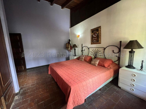 Linda Casa Al Estilo Colonial En Venta En Prados Del Este Yf