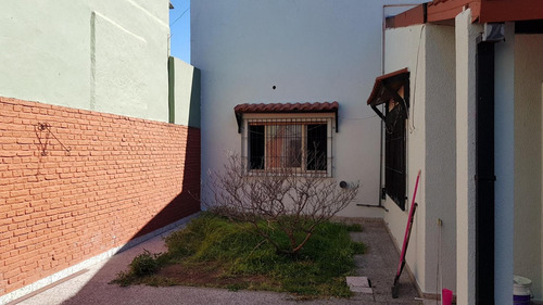 Imagen 4 de 15 de Casa De 4 Ambientes, Con Amplio Patio Y Terraza