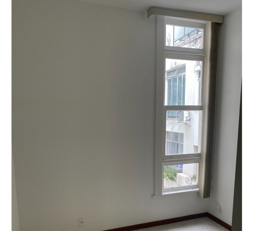 Bairro Peixoto Copacabana, Isenção De Iptu, Sala, 2q, Banheiro, Dependências De Empregada E Vaga De Garagem - Nada A Fazer, Entrar E Morar!
