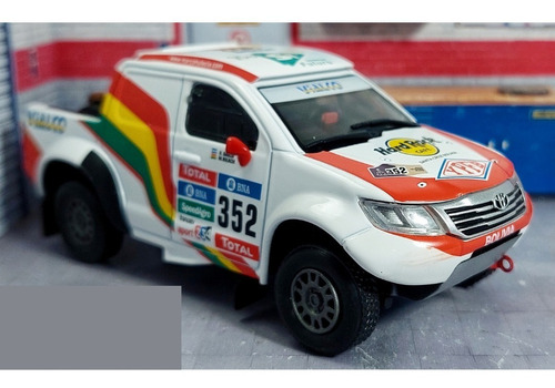 Carro A Escala 1/43 Toyota Hilux 2016