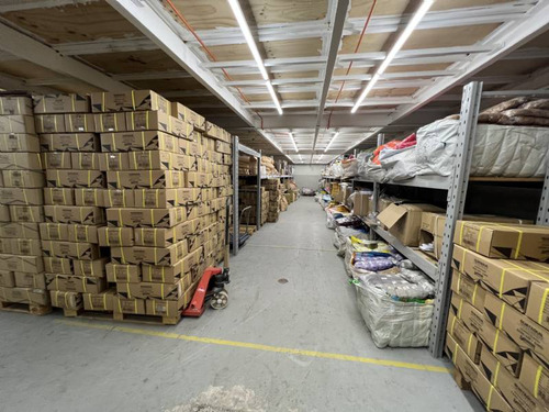 Amplio Edificio Comercial Con Bodegas Y Galpon En Santiago