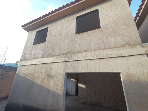 Hermosa Parcela De Terreno De 200 M2 Con Casa Estilo Duplex Construida Sobre Ella De Aproximadamente 160 M2, Su Distribucion Es Concepto Abierto En Obra Gris, Hermosas Vistas En Todos Sus Angulos,