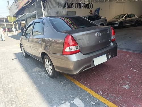 Toyota Etios Sedán 1.5 X Plus 16v Aut. 4p