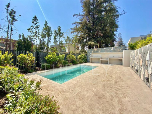 Casa De 4d Con Jardin, Piscina, Quincho Y 4 Est.las Condes