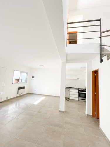 Casa Duplex De Pasillo En Arroyito