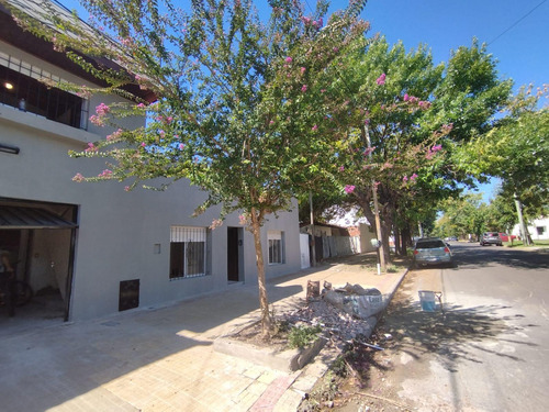 Casa De 4 Dormitorios Con Cochera En La Plata