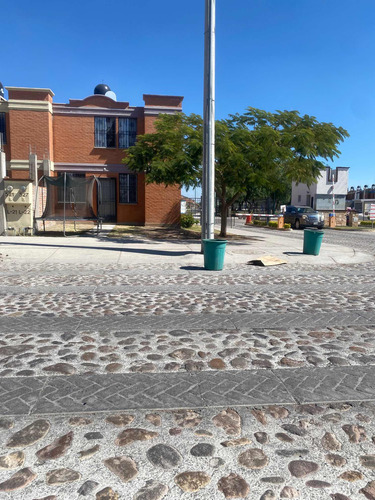 Se Vende Cass En Avenida Principal De Arboledas Cd Bajío