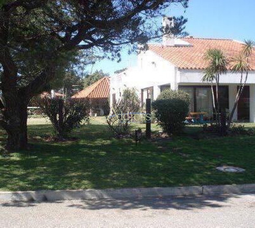 Muy Buena Casa, En Zona Residencial- Ref: 2724