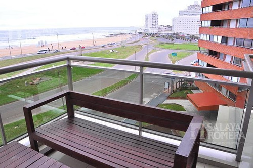 Apartamento De 4 Dormitorios Ubicado En Primera Linea De Playa Brava, Punta Del Este