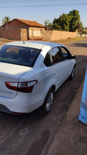 Imagem 5 de 12 de Fiat Grand Siena 2013 1.6 16v Essence Flex 4p