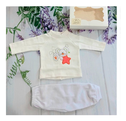 Imagen 2 de 4 de Ajuar Caja Pijama Camiseta Bordada Rayada + Pantalon Sin Pie